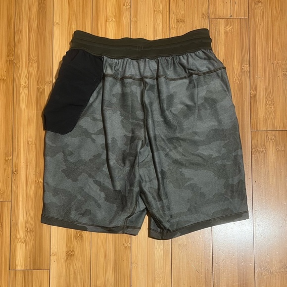 Lululemon T.H.E. Short Green Camo Linerless Size S - Picture 10 of 15